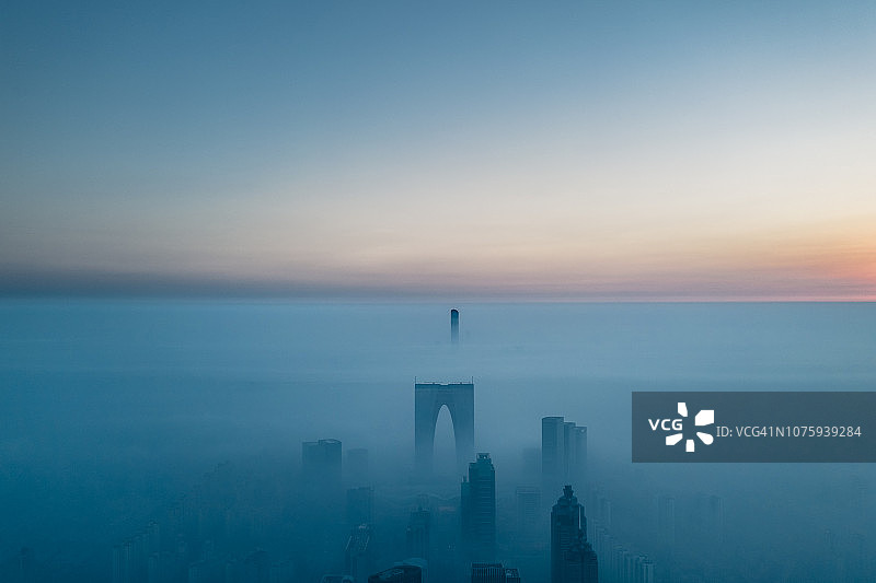 日出时高楼间平流雾俯瞰苏州图片素材