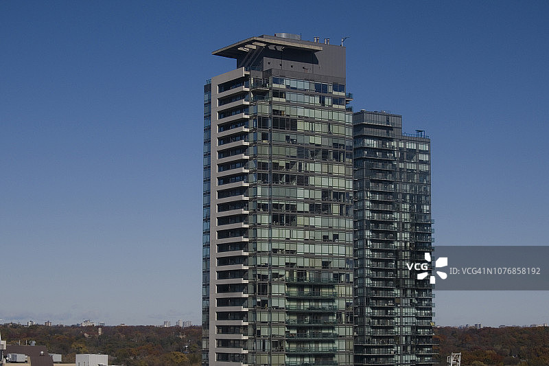 两座住宅摩天大楼的顶层图片素材