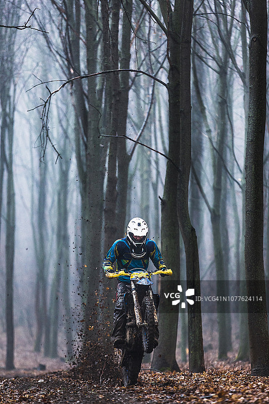 越野摩托车在森林里的乐趣图片素材