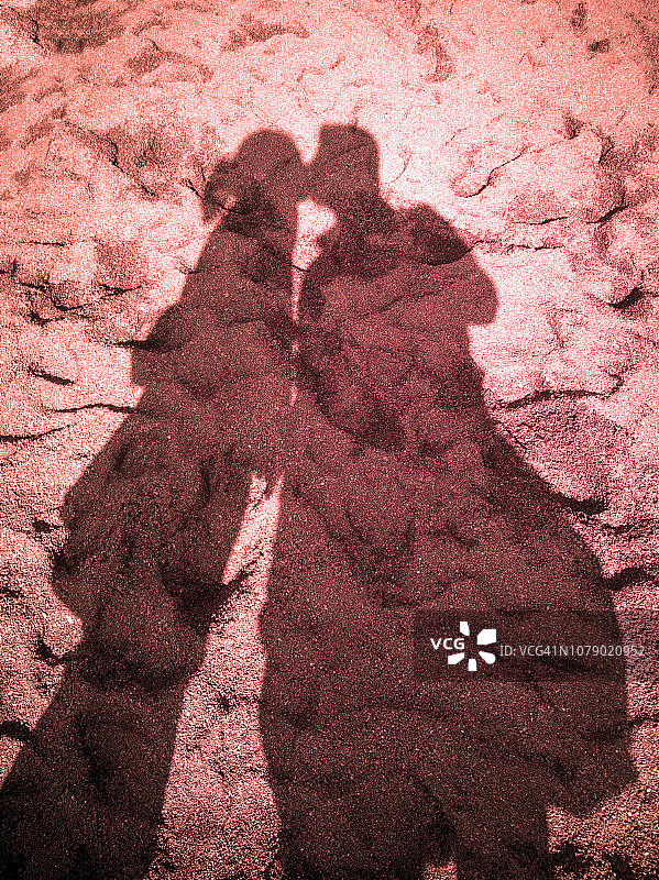 情人节，两个情人接吻，他们的亲吻映在沙滩上，浪漫，罗马尼亚图片素材
