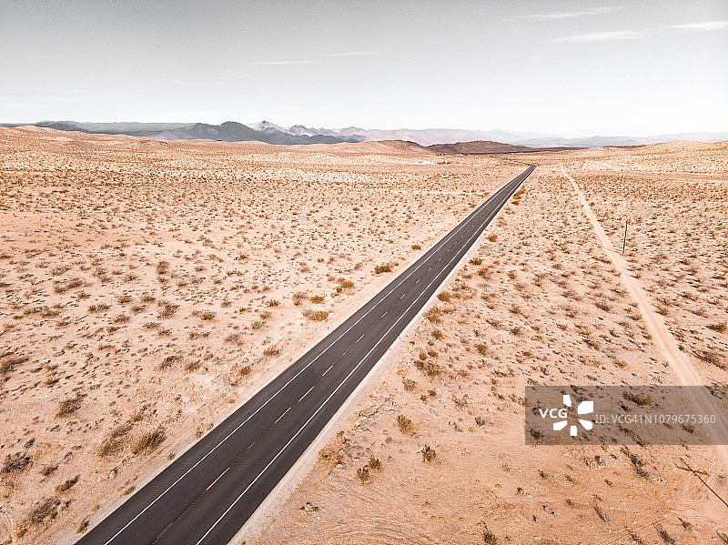 无人机拍摄的美丽的加州沙漠直路。图片素材
