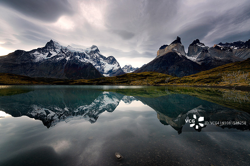 托雷斯德尔潘恩山脉与反射湖，巴塔哥尼亚，智利。图片素材