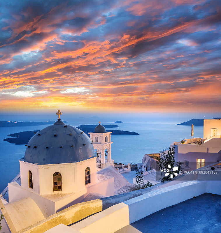 日落时分希腊圣托里尼岛上的伊亚村图片素材