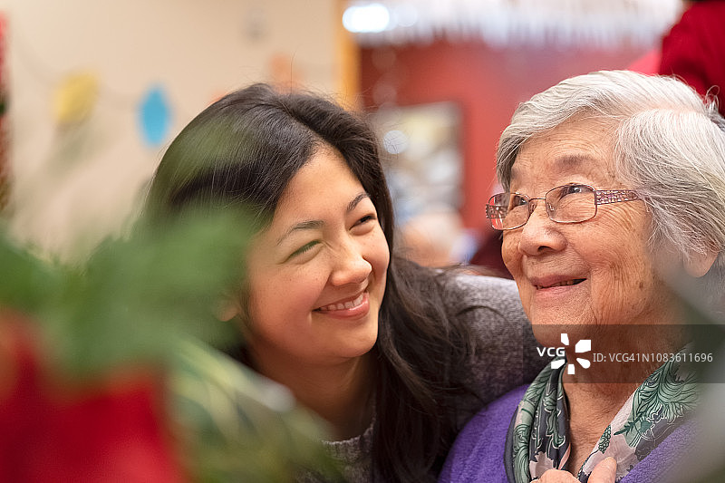 亚洲祖母和混血孙女一起享受圣诞节庆祝活动图片素材