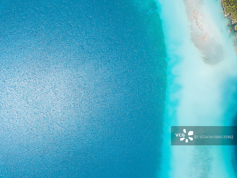 高角度的绿松石海洋。Drohne视图。鸟瞰图。图片素材