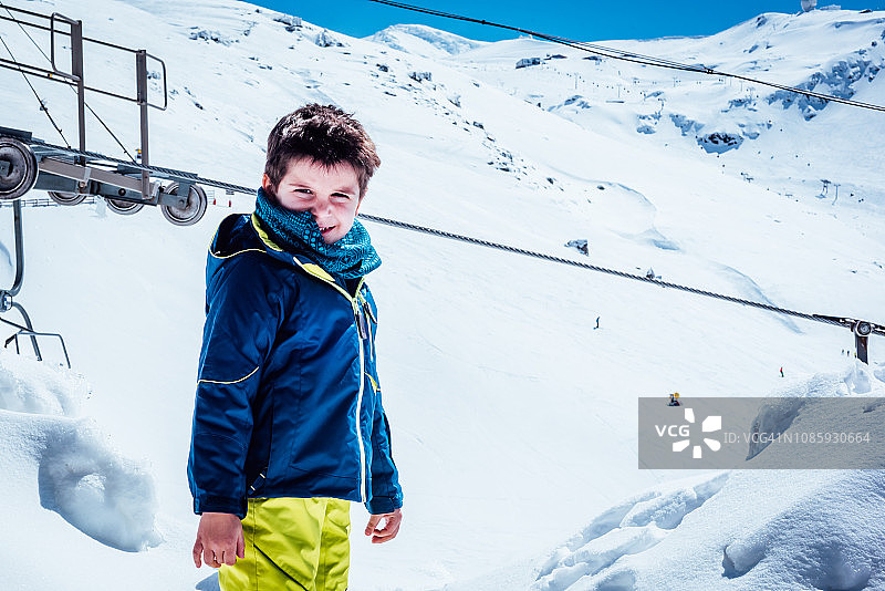 小男孩穿着滑雪服在外面玩雪图片素材