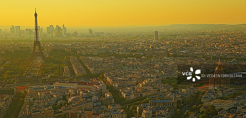 夕阳下的埃菲尔铁塔和荣军院金色圆顶——法国巴黎图片素材