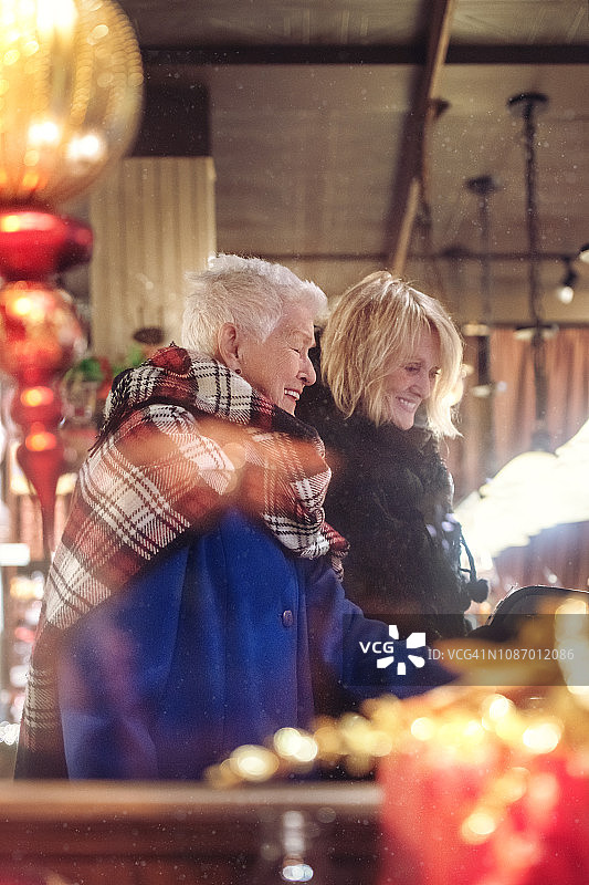 一位年长的女士和她的女儿在为圣诞节购物图片素材
