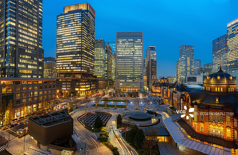 黄昏时分的东京火车站和东京高层建筑。图片素材