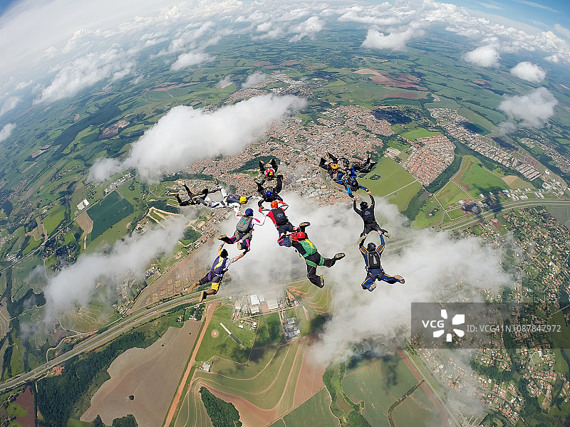 跳伞队形团队合作图片素材