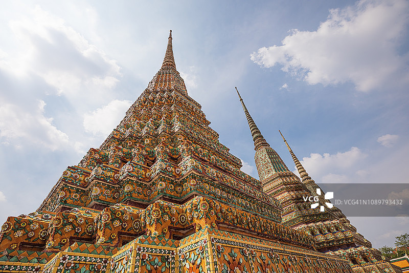 在泰国曼谷的卧佛寺在一个阳光明媚的日子图片素材
