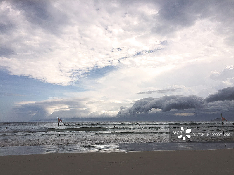 在沙滩上的沙子和风暴云的倒影图片素材