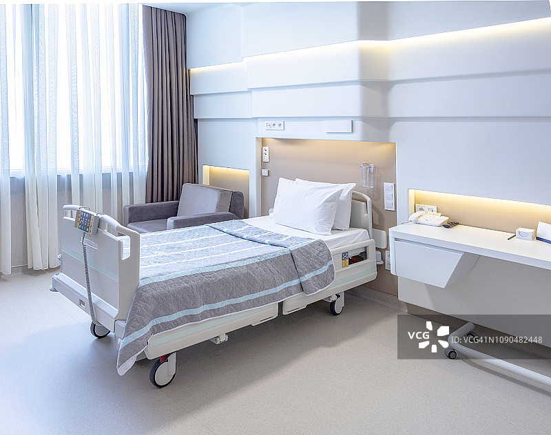 病房配有病床和舒适的医疗设备图片素材
