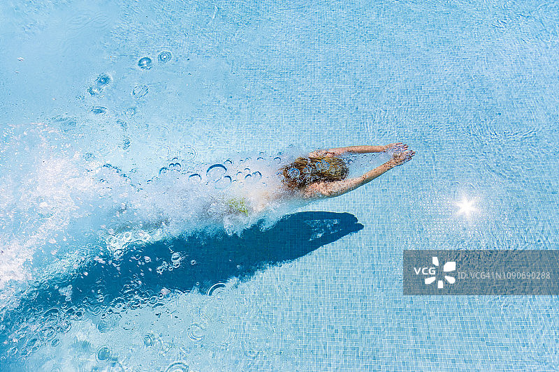 西班牙，女子在游泳池跳水图片素材