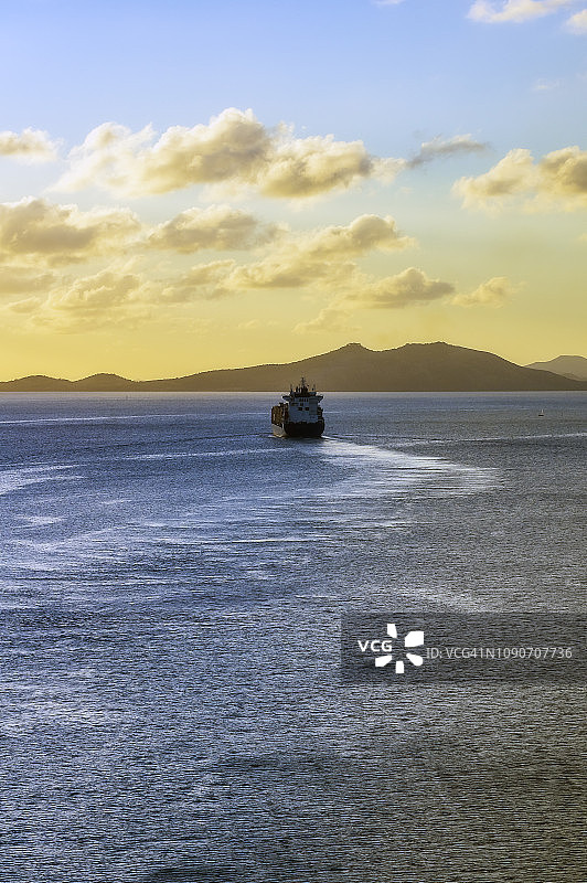 新喀里多尼亚，努美阿，油轮在晚上图片素材