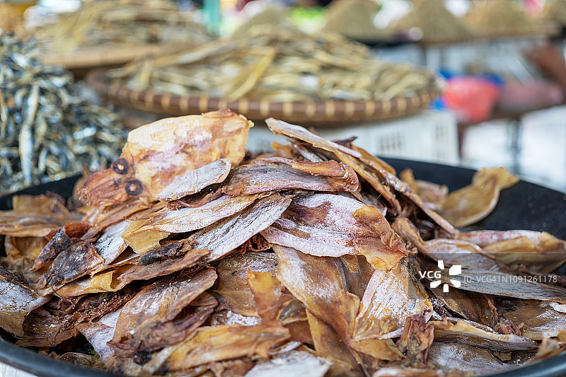 在Kota Kinabalu市场出售的干鱿鱼图片素材