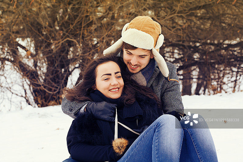 一对年轻夫妇在雪中玩耍图片素材