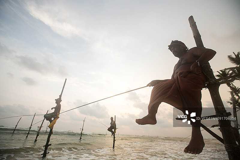 高跷渔民，阿汉加马，斯里兰卡图片素材