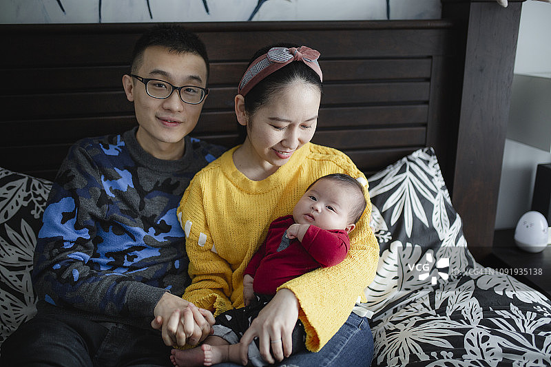 一个有一个男孩的中国家庭图片素材