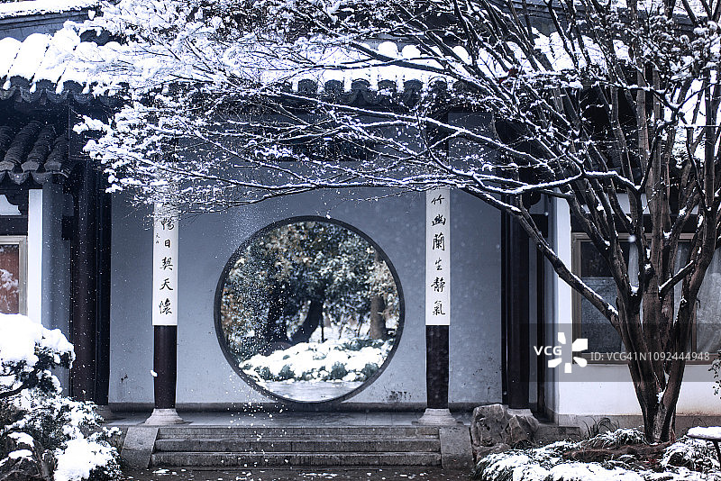 中国传统园林风景雪在杭州图片素材