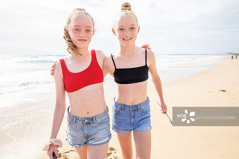 十几岁的朋友们在澳大利亚的海滩上玩耍、跑步、聊天，享受彼此的陪伴图片素材
