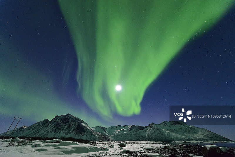 北极光，北极光或北极光在挪威北部的夜空在冬天图片素材