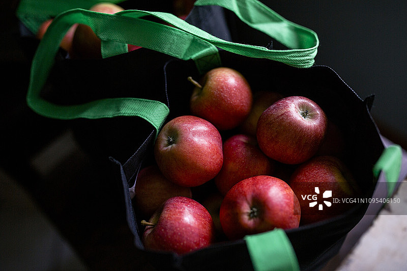 特写新鲜成熟的苹果在袋在家里图片素材