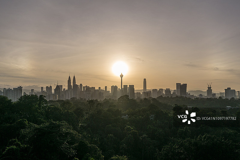 马来西亚吉隆坡市中心阴天的日出剪影。图片素材
