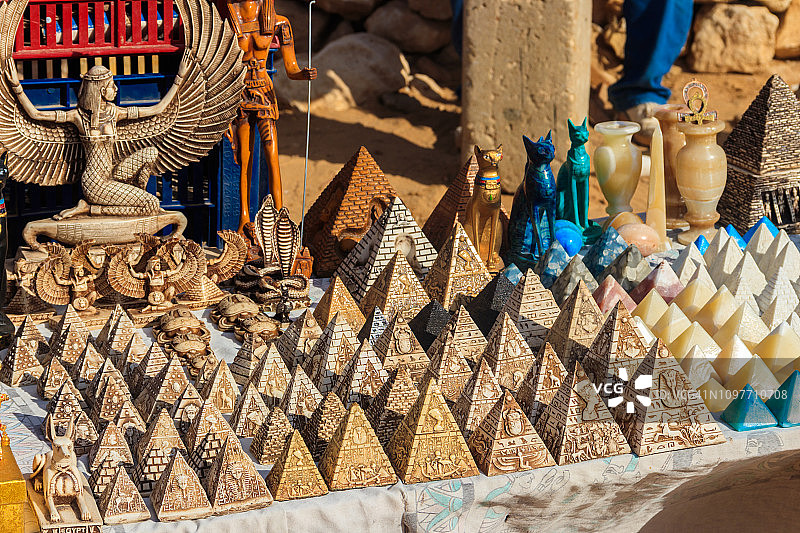 街头市场出售各种埃及传统纪念品图片素材
