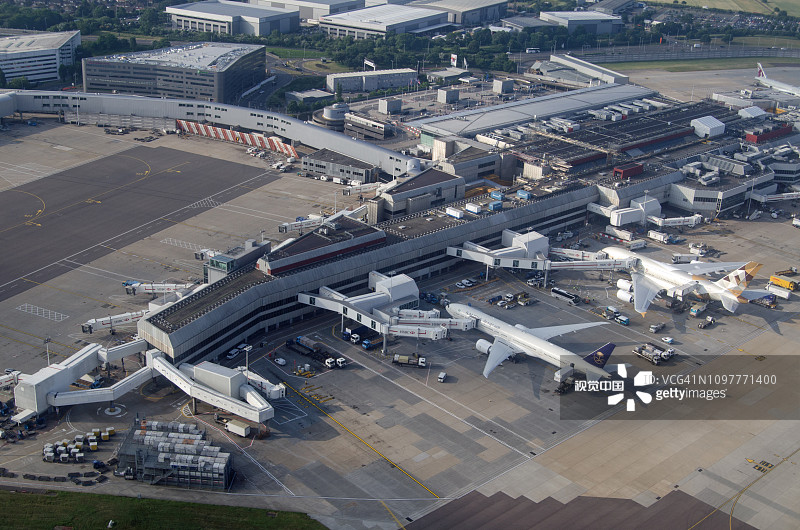 沙特和阿联酋的飞机在伦敦希思罗机场图片素材