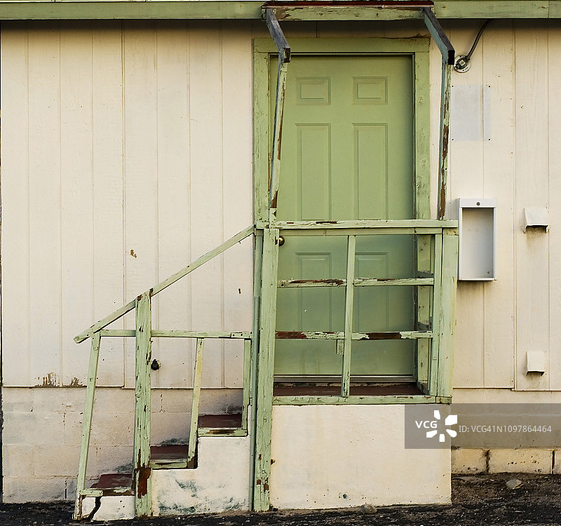 美国废弃汽车旅馆的绿色门和楼梯图片素材