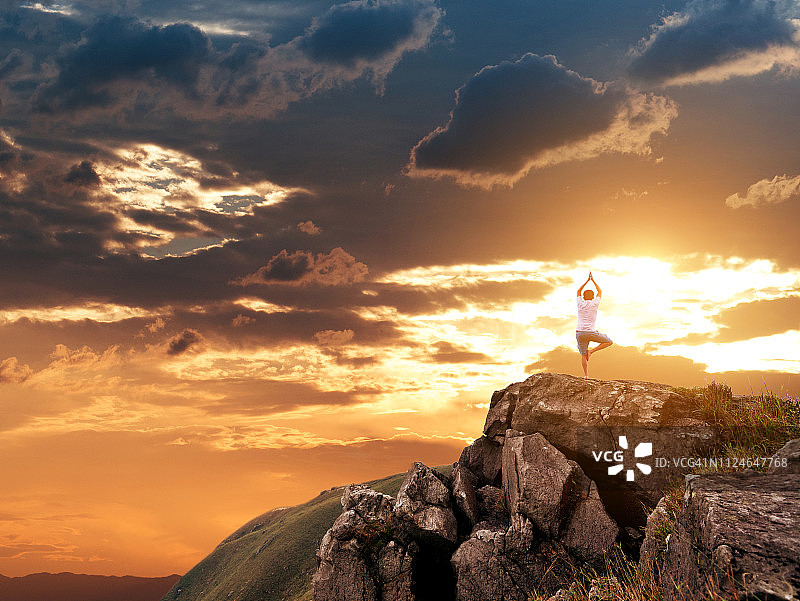 一个人在山顶做瑜伽图片素材
