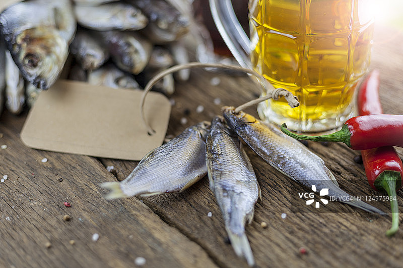 干鱼在木背景与啤酒，复制空间图片素材