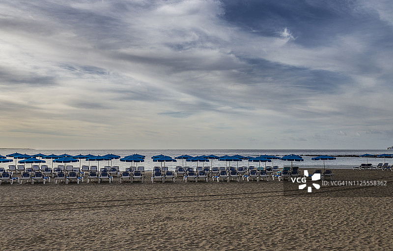 空荡荡的海滩上的日光浴床(Costa Adeje和Playa de Las Americas，特内里费，西班牙)图片素材