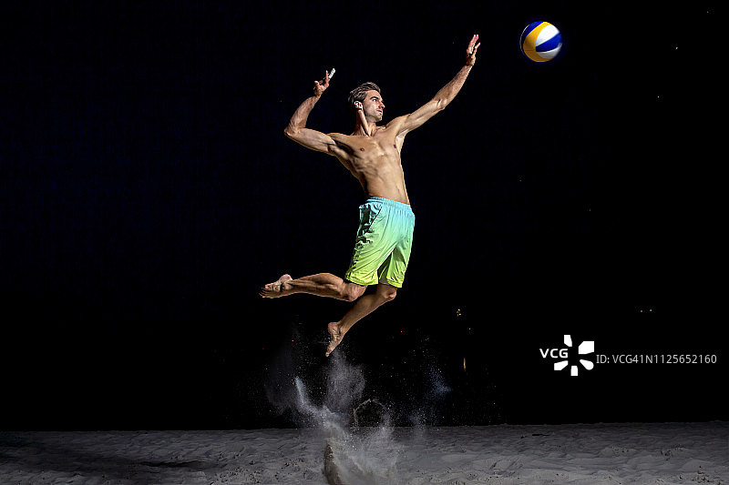 沙滩排球运动员发球图片素材
