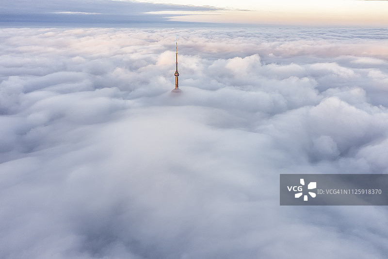 雾中的上海陆家嘴金融区鸟瞰图图片素材