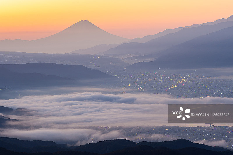 早晨从高博内高地俯瞰富士山图片素材
