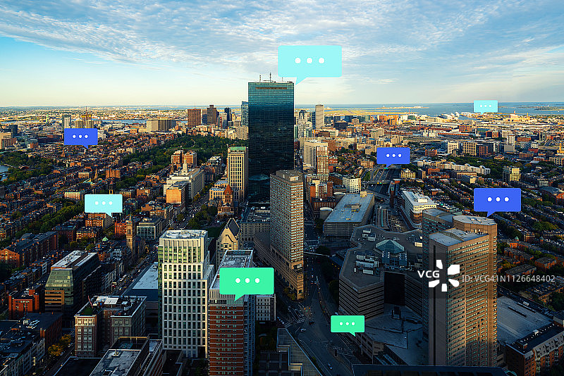 空白空间的文字波士顿城市和气泡聊天交流。技术和通信概念。互联网的东西图片素材