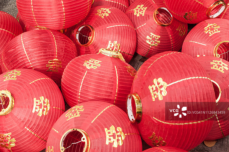 地上挂着红色的中国灯笼，为中国新年做准备图片素材