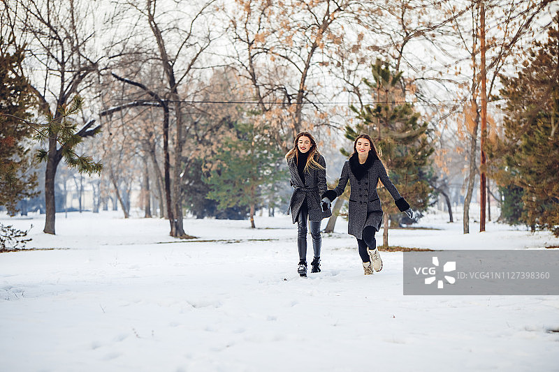雪中两个美丽的女人图片素材