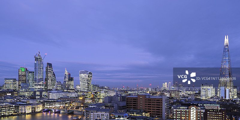 黄昏时分，伦敦的全景天际线被点亮图片素材