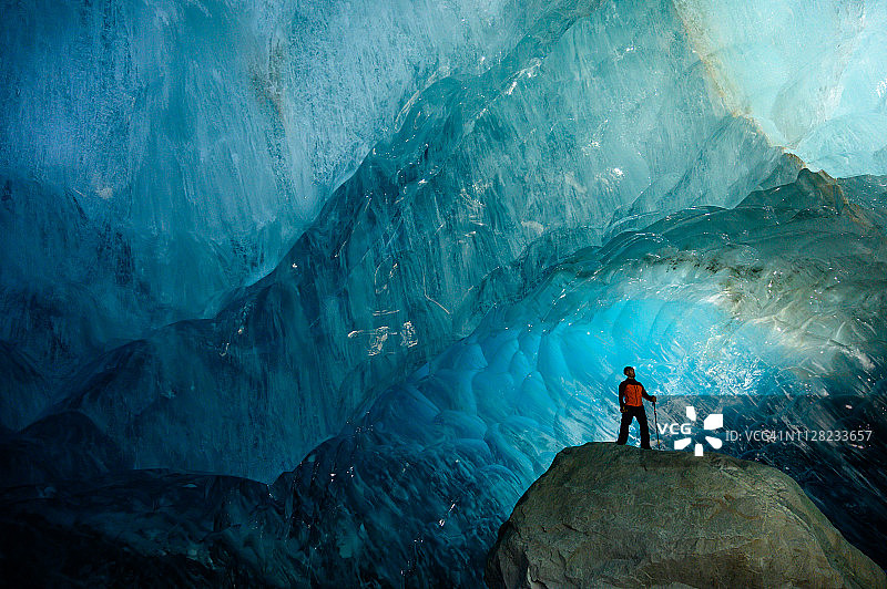 在冰洞中探索大自然之美图片素材
