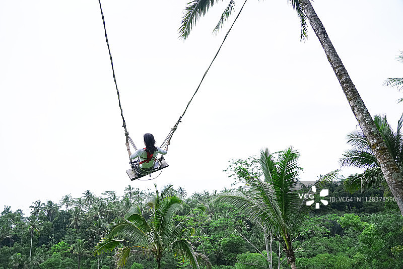 亚洲女人在丛林中摇摆，巴厘岛图片素材