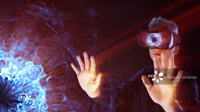 人类探索虚拟现实。VR耳机。虚拟脉冲星图片素材