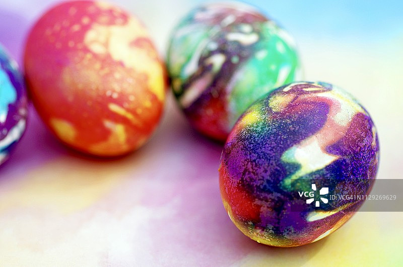 在彩色水彩背景上扎染复活节彩蛋图片素材