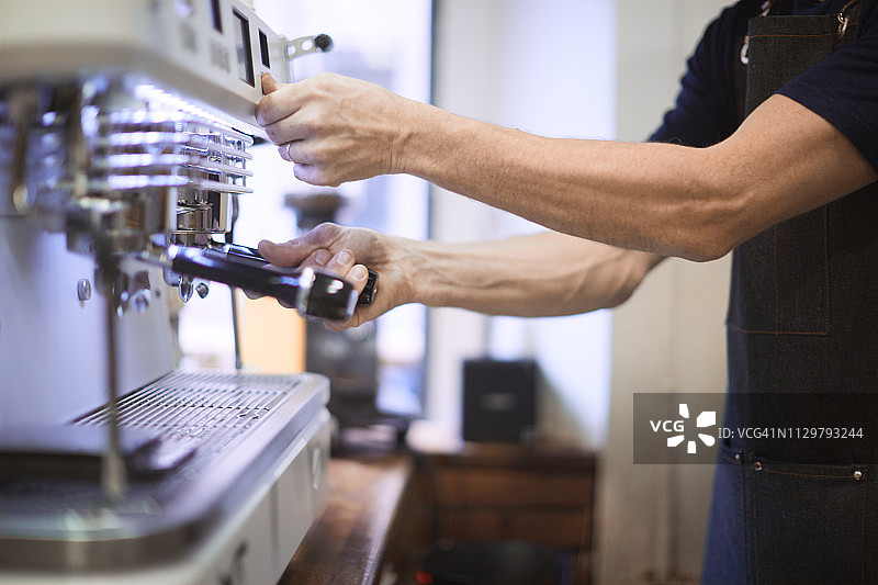 咖啡师正在制作咖啡机。图片素材