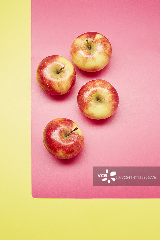 高角度的苹果在彩色的背景图片素材