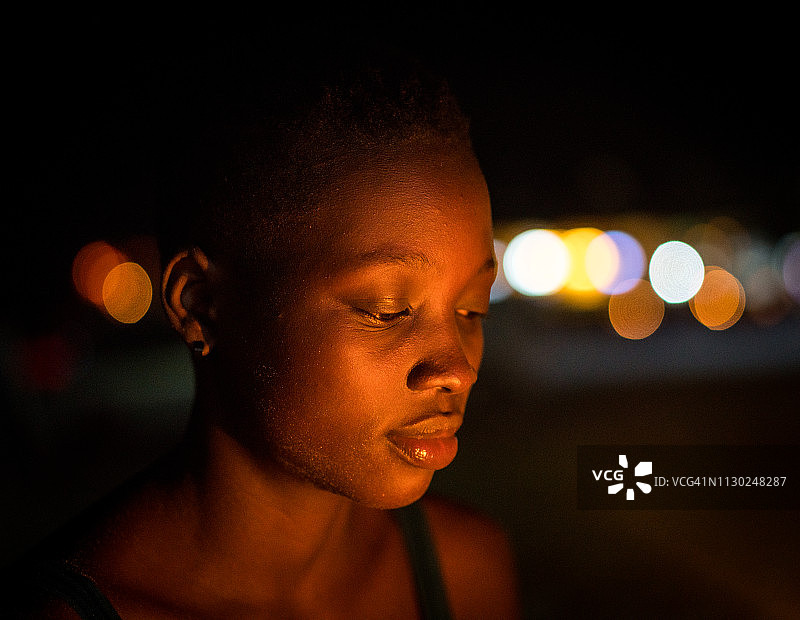 非洲女孩晚上在街上的肖像图片素材