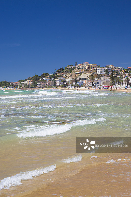 意大利西西里岛，阿格里根托，瑞尔蒙特，沿着海岸线，海浪拍打着沙滩图片素材