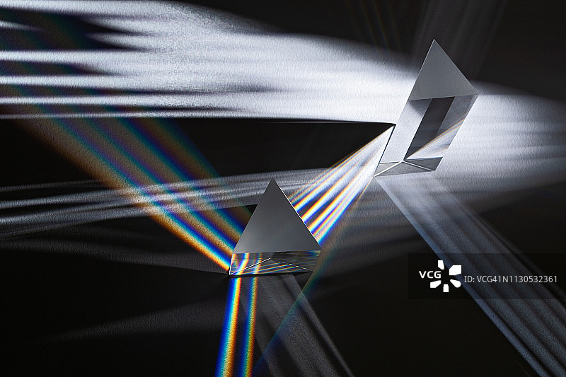 三角棱镜折射条纹光图片素材